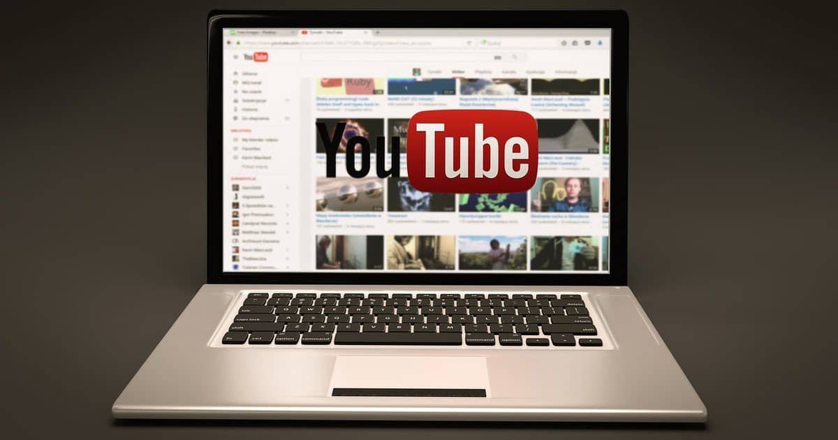 Immagine di un computer con la schermata principale di YouTube e il logo, illustrante il concetto di YouTube Marketing