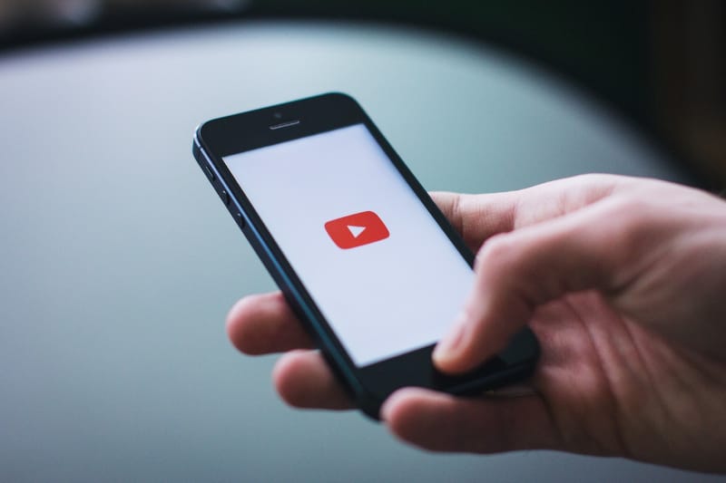 smartphone col logo di youtube sullo schermo, parte di youtube marketing